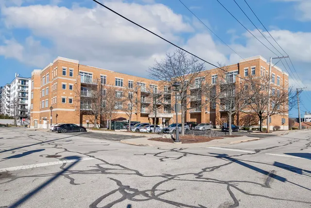 $349,000 | 1 South Lincoln Avenue, Unit 206, Lombard, IL 60148