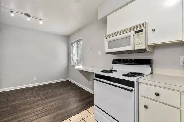 $1,250 | 2408 Longview Street, Unit 113, Austin, TX 78705