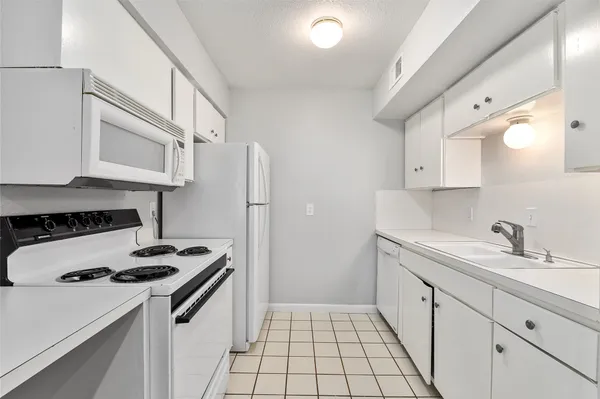 $1,250 | 2408 Longview Street, Unit 113, Austin, TX 78705