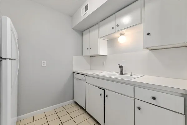 $1,250 | 2408 Longview Street, Unit 113, Austin, TX 78705