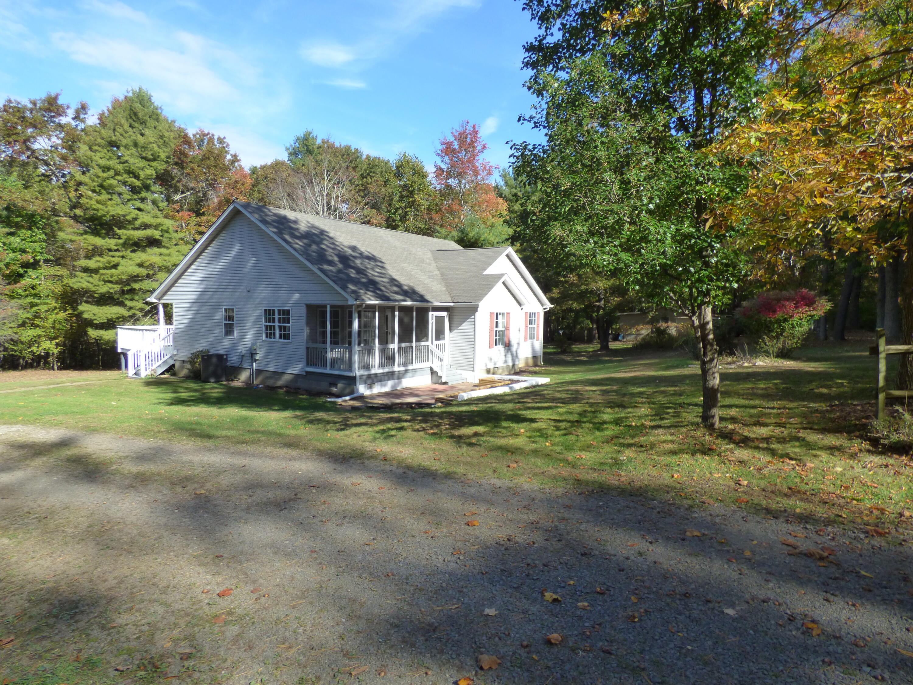 a view of a house with backyard and garden