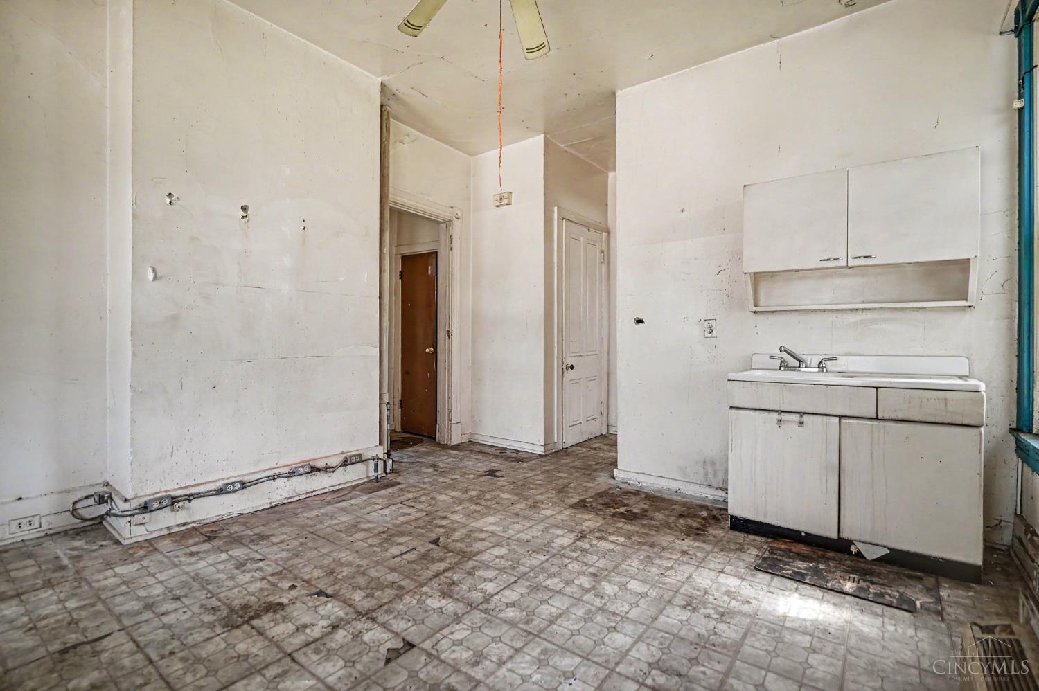 7126 River Road Cincinnati, OH 45233 - Photo 5 of 24