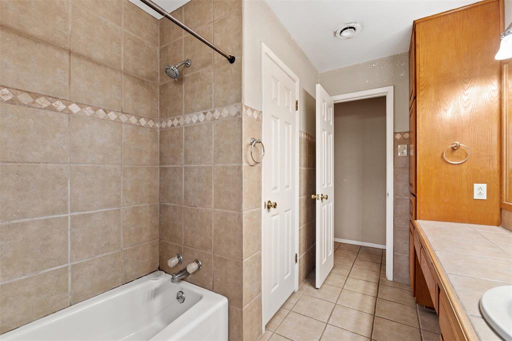 913 North Main Street Springtown, TX 76082 - Photo 29 of 40 a bathroom with a tub a sink and shower