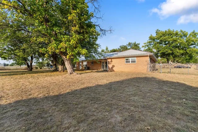 a view of back yard of the house