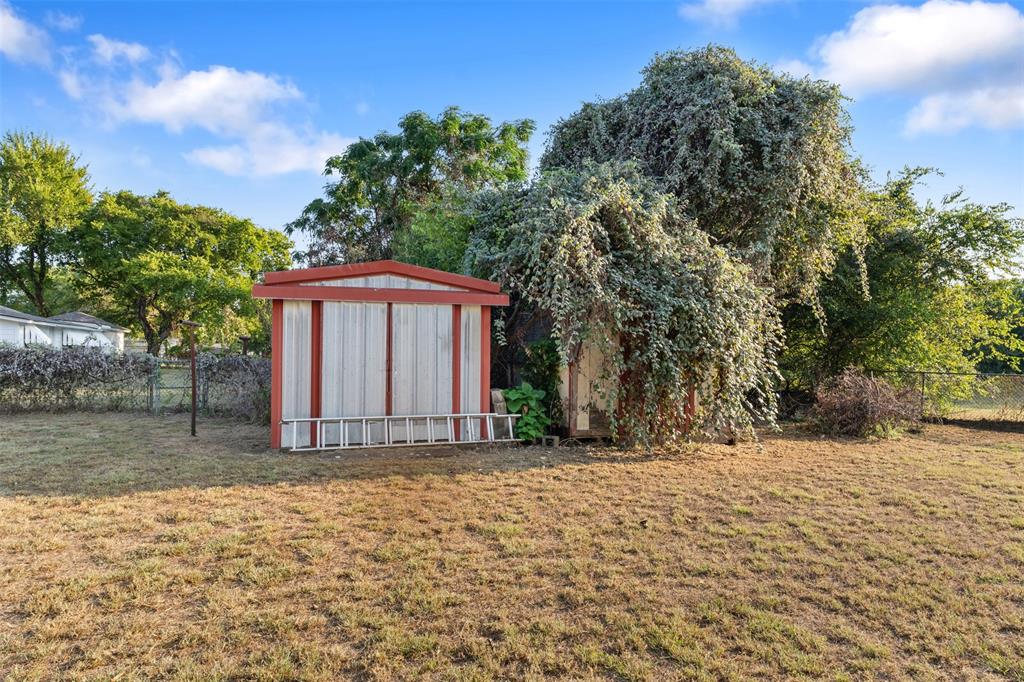 913 North Main Street Springtown, TX 76082 - Photo 37 of 40 a front view of a house with a yard