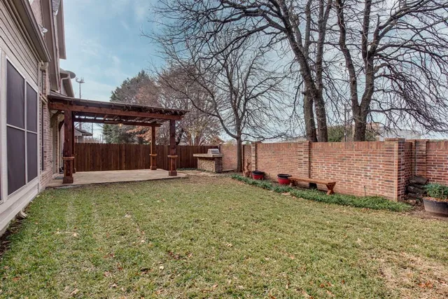 a view of a back yard of the house