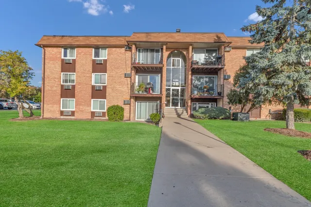 $179,900 | 1085 Higgins Quarters Drive, Unit 104, Hoffman Estates, IL 60169