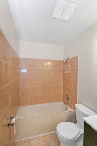 $179,900 | 1085 Higgins Quarters Drive, Unit 104, Hoffman Estates, IL 60169