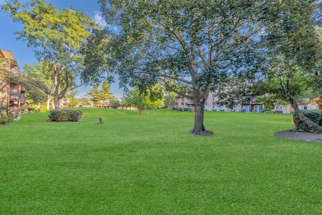 $179,900 | 1085 Higgins Quarters Drive, Unit 104, Hoffman Estates, IL 60169