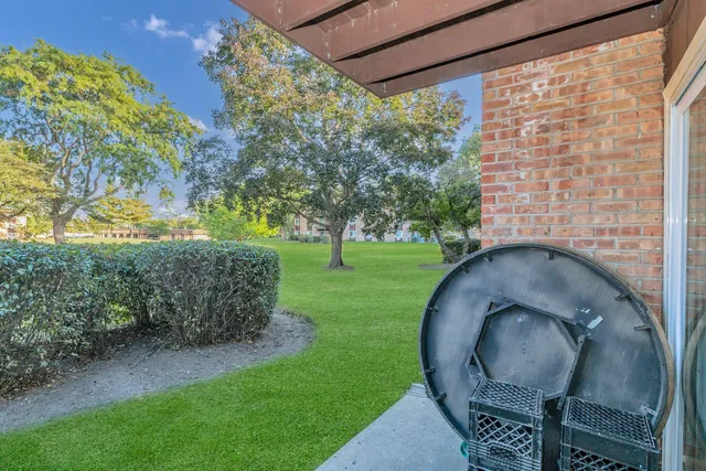 $179,900 | 1085 Higgins Quarters Drive, Unit 104, Hoffman Estates, IL 60169