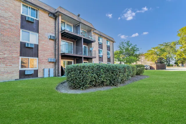 $179,900 | 1085 Higgins Quarters Drive, Unit 104, Hoffman Estates, IL 60169