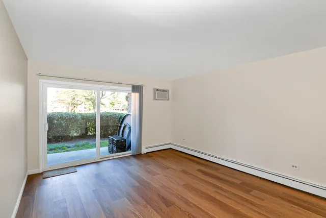 $179,900 | 1085 Higgins Quarters Drive, Unit 104, Hoffman Estates, IL 60169