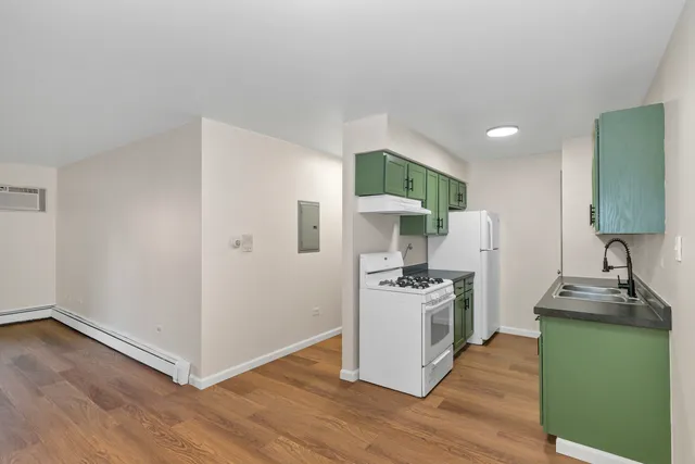 $179,900 | 1085 Higgins Quarters Drive, Unit 104, Hoffman Estates, IL 60169