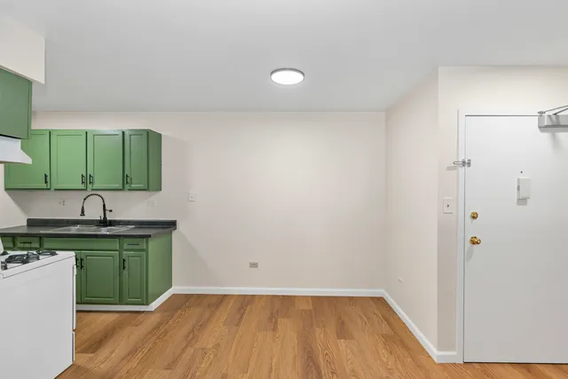 $179,900 | 1085 Higgins Quarters Drive, Unit 104, Hoffman Estates, IL 60169