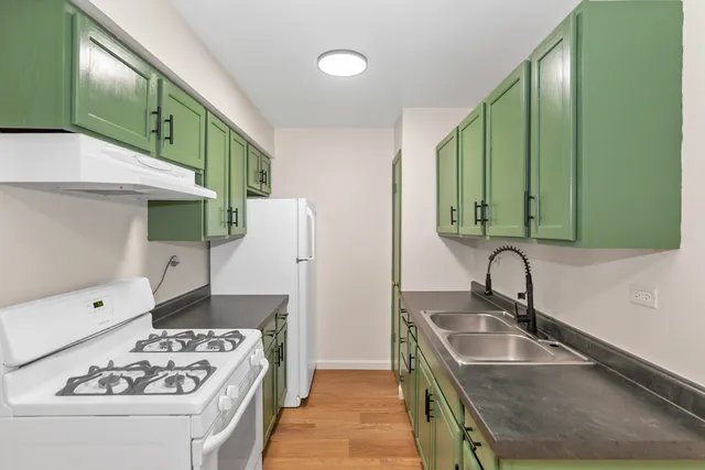 $179,900 | 1085 Higgins Quarters Drive, Unit 104, Hoffman Estates, IL 60169