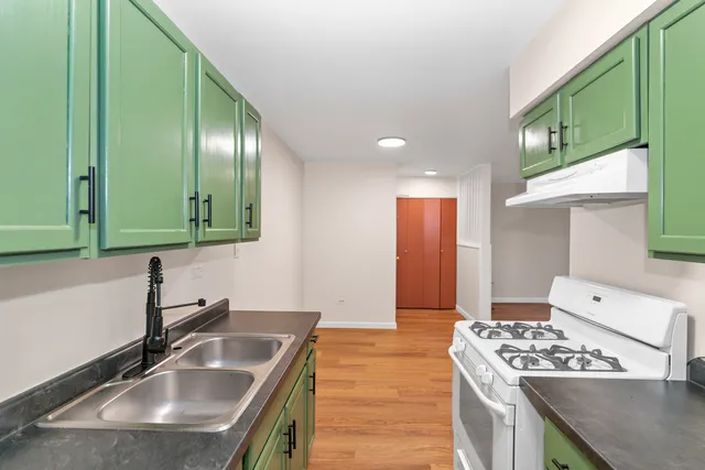 $179,900 | 1085 Higgins Quarters Drive, Unit 104, Hoffman Estates, IL 60169