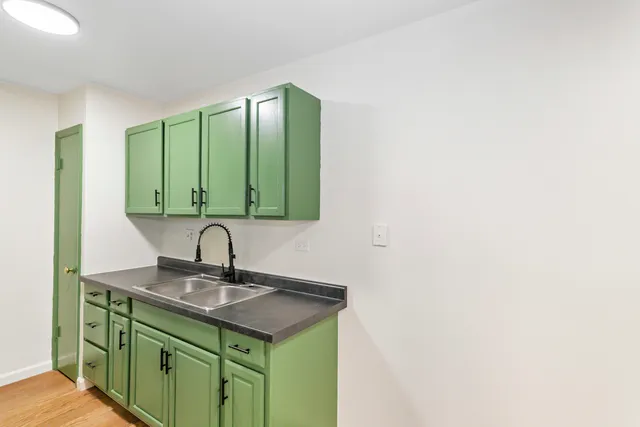 $179,900 | 1085 Higgins Quarters Drive, Unit 104, Hoffman Estates, IL 60169