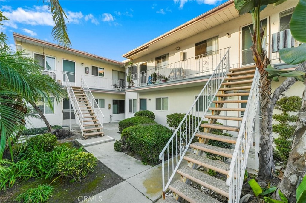 25 Bennett Avenue Long Beach, CA 90803 - Photo 1 of 16 a front view of a house with a yard