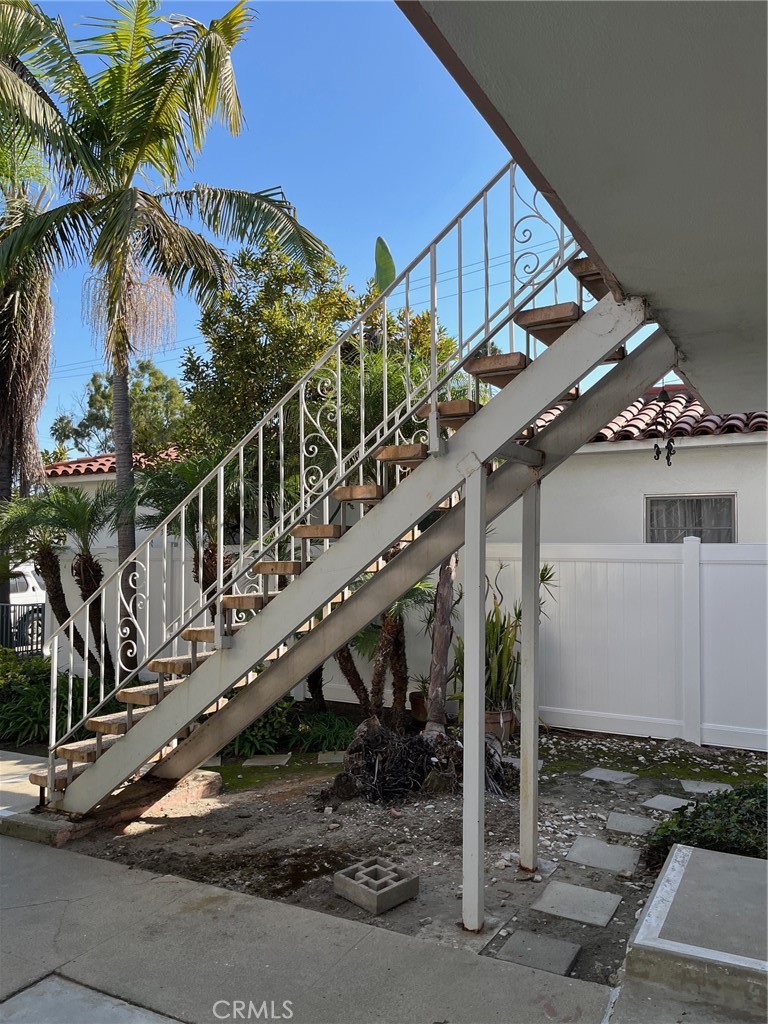 25 Bennett Avenue Long Beach, CA 90803 - Photo 13 of 16 a large building with a palm tree in the background