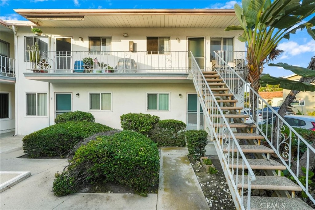 25 Bennett Avenue Long Beach, CA 90803 - Photo 2 of 16 a front view of a residential apartment building with a yard