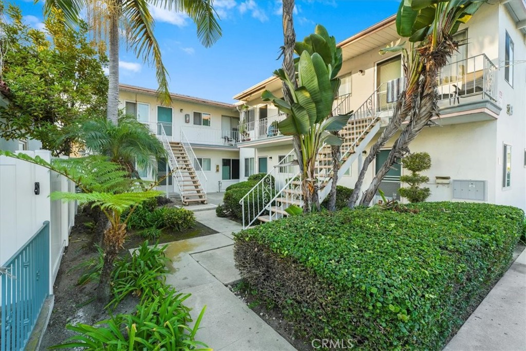 25 Bennett Avenue Long Beach, CA 90803 - Photo 4 of 16 a view of a multi story building