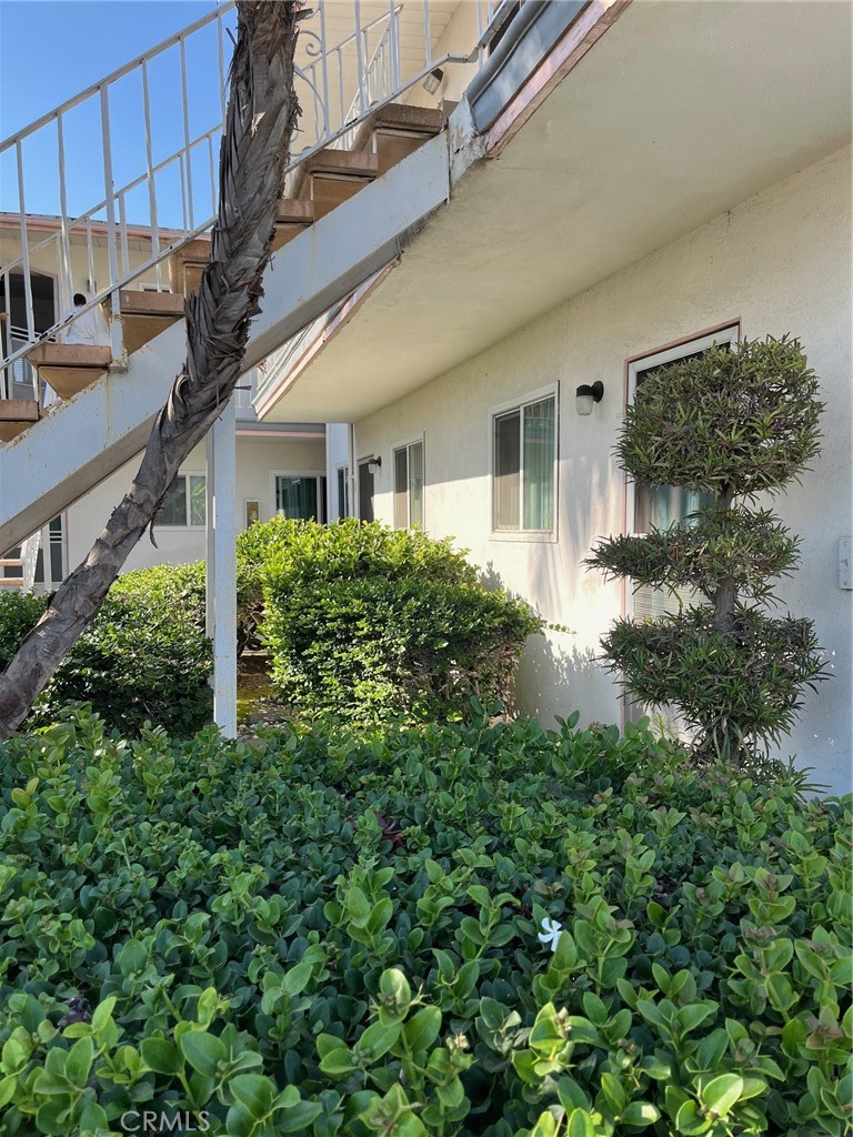 25 Bennett Avenue Long Beach, CA 90803 - Photo 10 of 16 a house view with a garden space