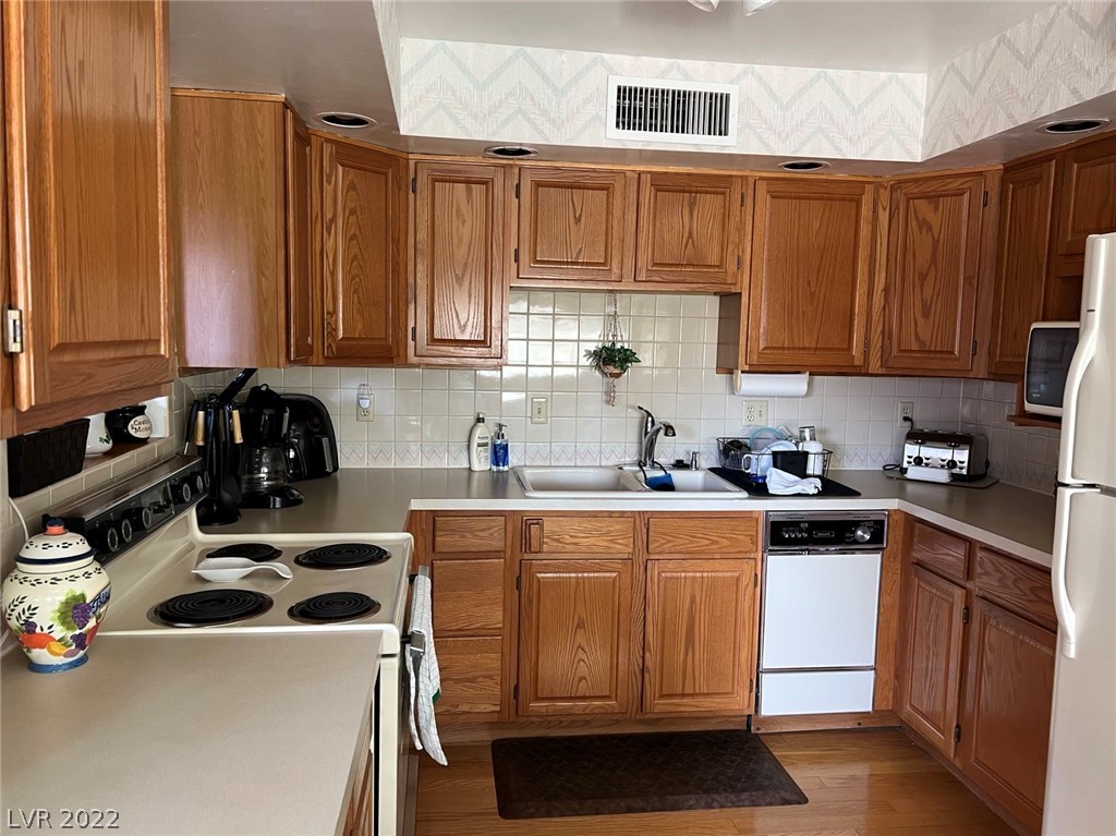 350 East Desert Inn Road, Unit H204 Las Vegas, NV 89109 - Photo 10 of 43 Gallery Image 10