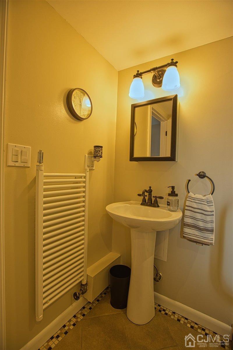 91 River Road Sayreville, NJ 08872 - Photo 13 of 36 Main floor bath, radiator doubles as a heated towel bar.