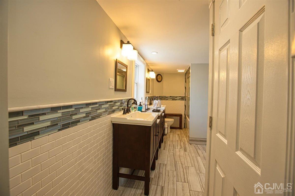 91 River Road Sayreville, NJ 08872 - Photo 20 of 36 Main bath.