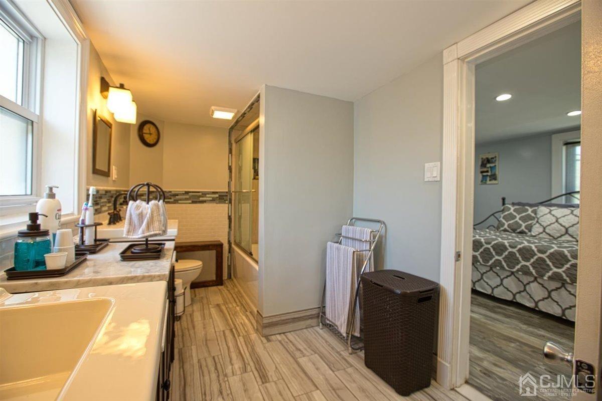 91 River Road Sayreville, NJ 08872 - Photo 21 of 36 Main bath has 2 sink stations.