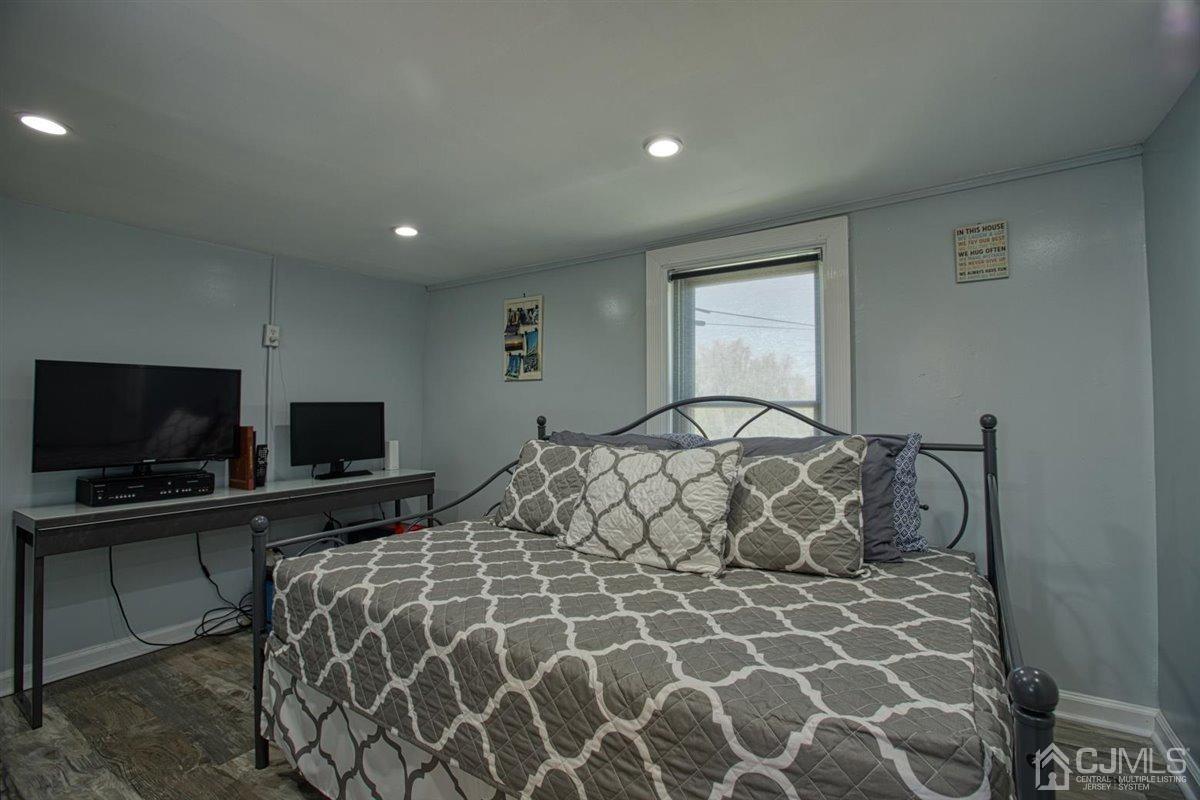 91 River Road Sayreville, NJ 08872 - Photo 23 of 36 2nd bedroom, recess lights, laminate floors.