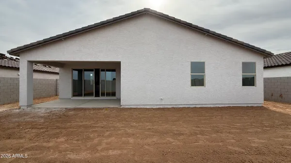 a view of a house with backyard