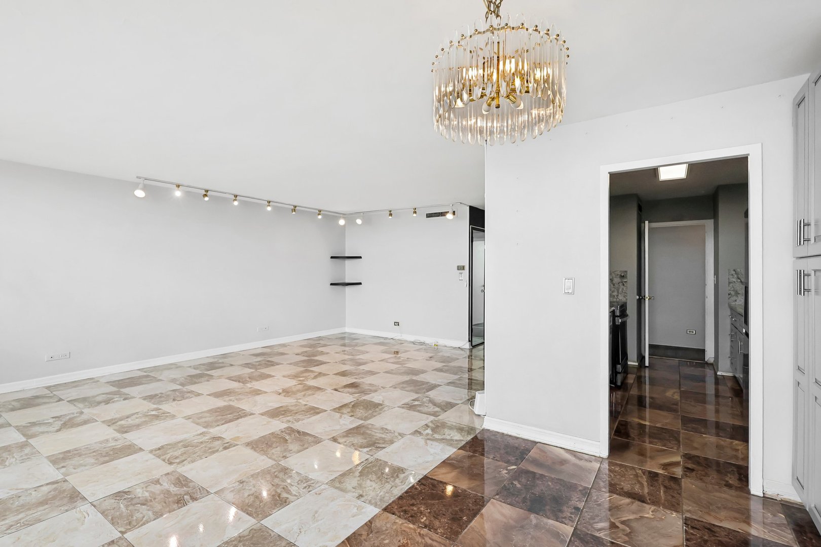 6301 North Sheridan Road, Unit 24E Chicago, IL 60660 - Photo 5 of 21