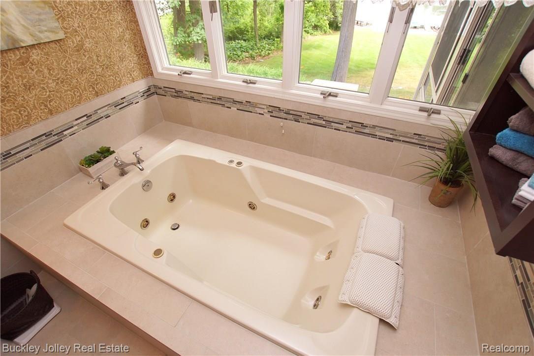 11631 Ridge Road South Lyon, MI 48178 - Photo 28 of 40 Relaxing Jetted Tub