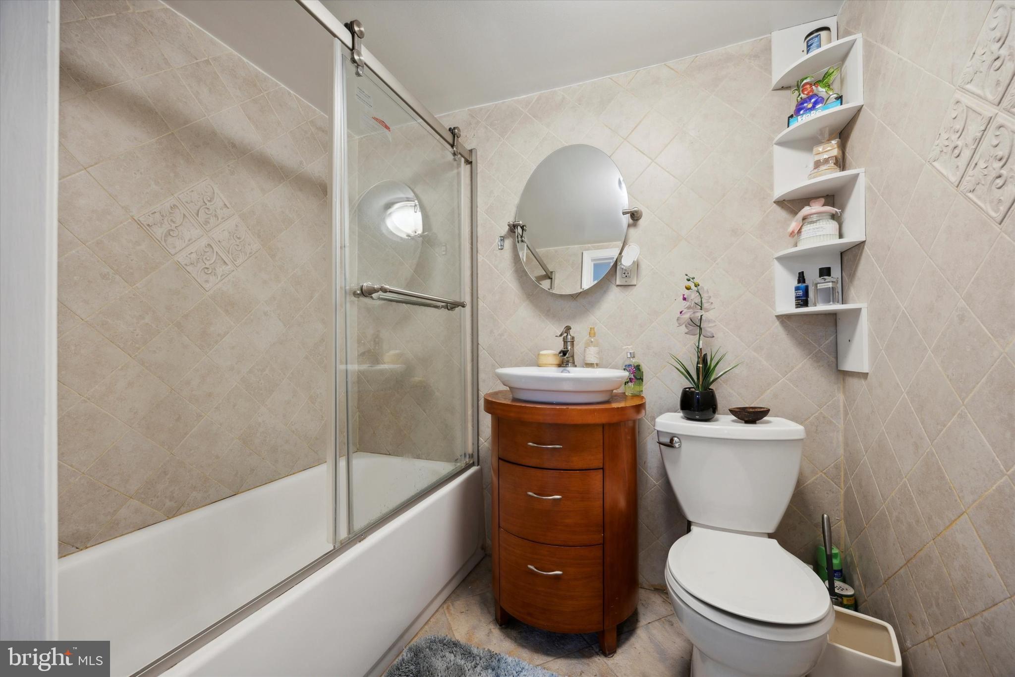 160 Yew Road Cheltenham, PA 19012 - Photo 20 of 24 a bathroom with a toilet a sink and a bathtub
