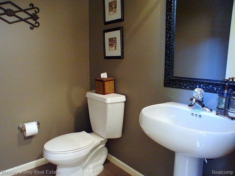 7062 Summit Ridge Brighton, MI 48116 - Photo 13 of 25 3.1 Bathrooms.jpg