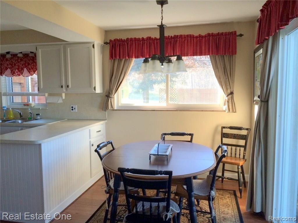 1100 North Livernois Road Rochester, MI 48306 - Photo 6 of 23 image4.JPG--Livernois eating area