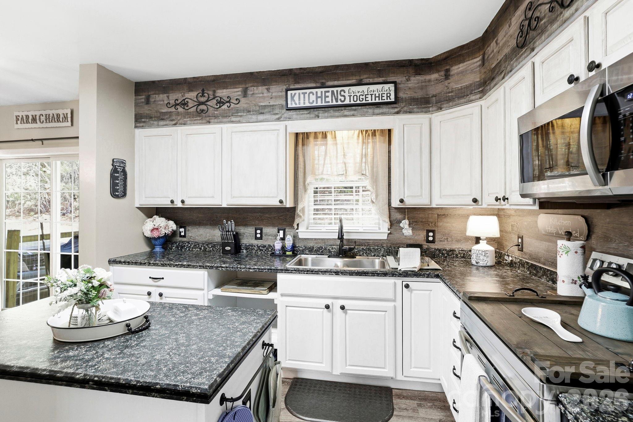 10 Country Road Hendersonville, NC 28791 - Photo 7 of 48