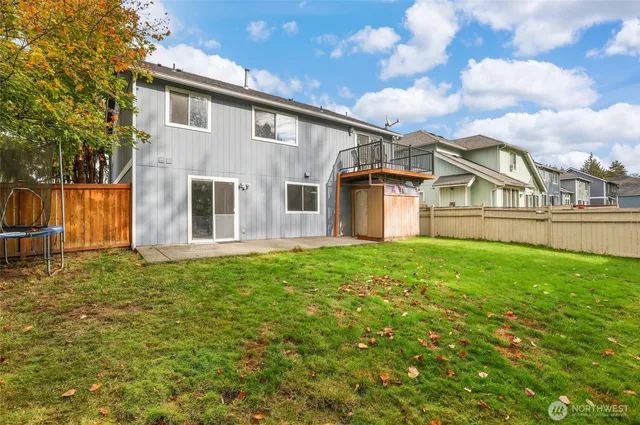 a view of a house with backyard