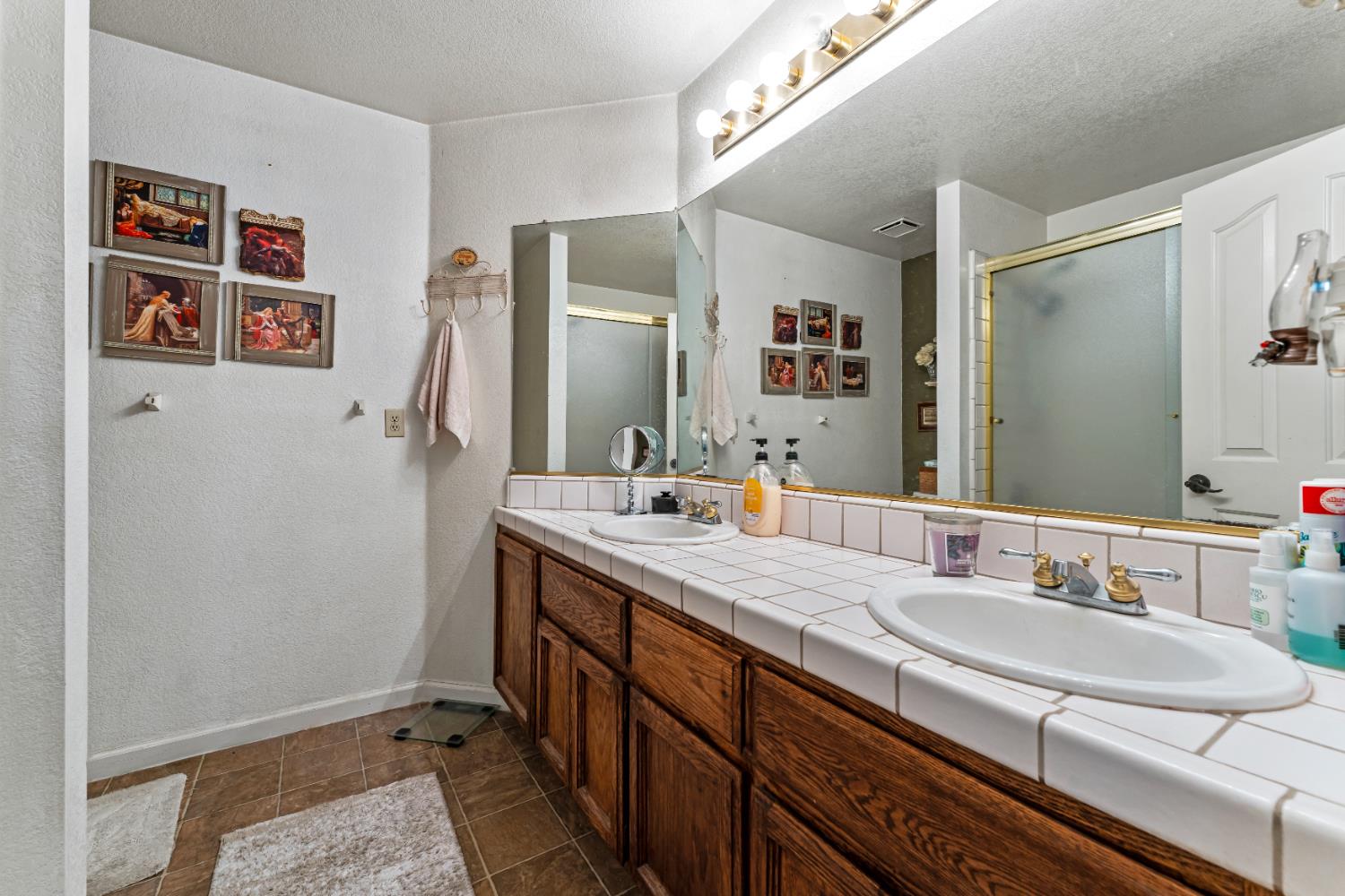 8136 Chimango Way Antelope, CA 95843 - Photo 12 of 41 Hallway Bathroom
