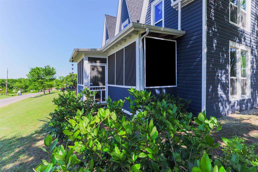 453 East Marshall Street Van Alstyne, TX 75495 - Photo 4 of 30 front view of a house with a yard