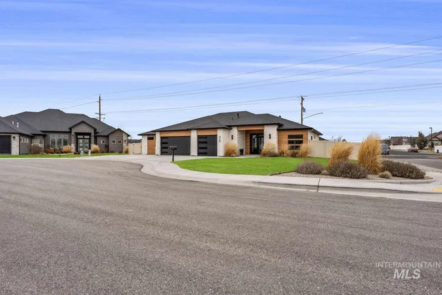 $590,000 | 429 Meadowview Lane North, Twin Falls, ID 83301