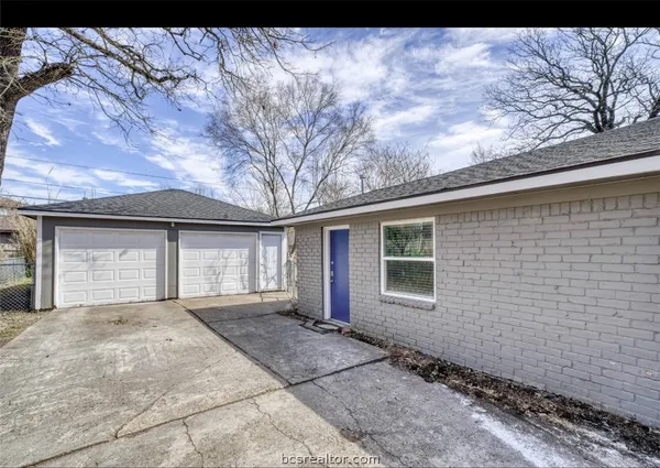 $2,400 | 1115 Merry Oaks Drive, College Station, TX 77840