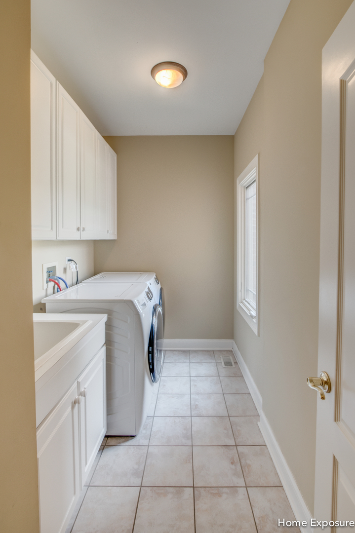 2552 Sutton Lane Aurora, IL 60502 - Photo 20 of 57 a utility room with cabinets washer and dryer