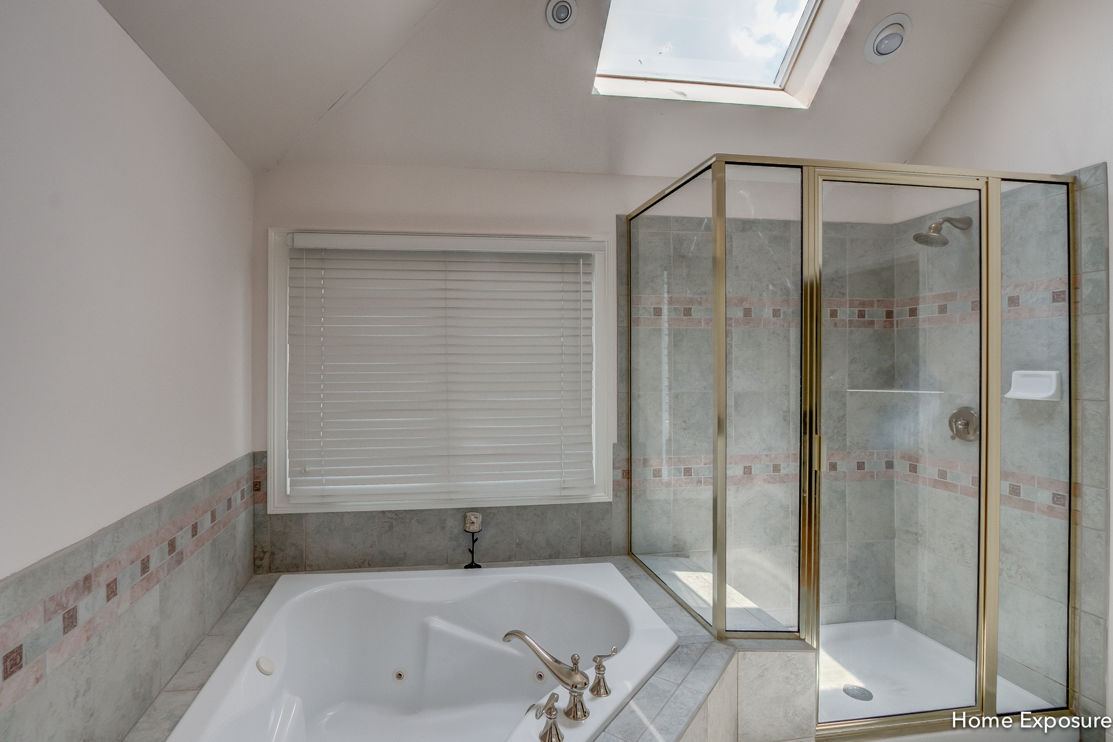 2552 Sutton Lane Aurora, IL 60502 - Photo 27 of 57 a bathroom with a bathtub and shower