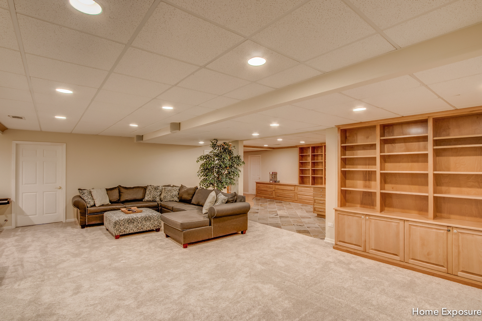 2552 Sutton Lane Aurora, IL 60502 - Photo 38 of 57 a living room with furniture and a large window