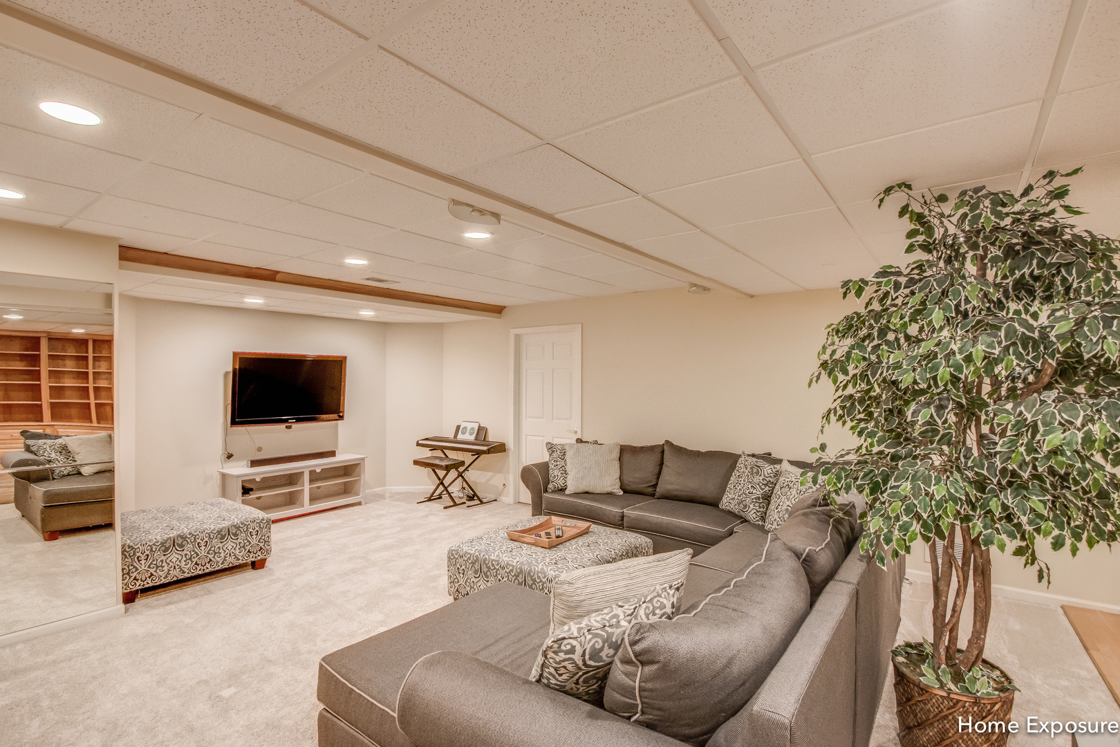 2552 Sutton Lane Aurora, IL 60502 - Photo 41 of 57 a living room with furniture and a flat screen tv