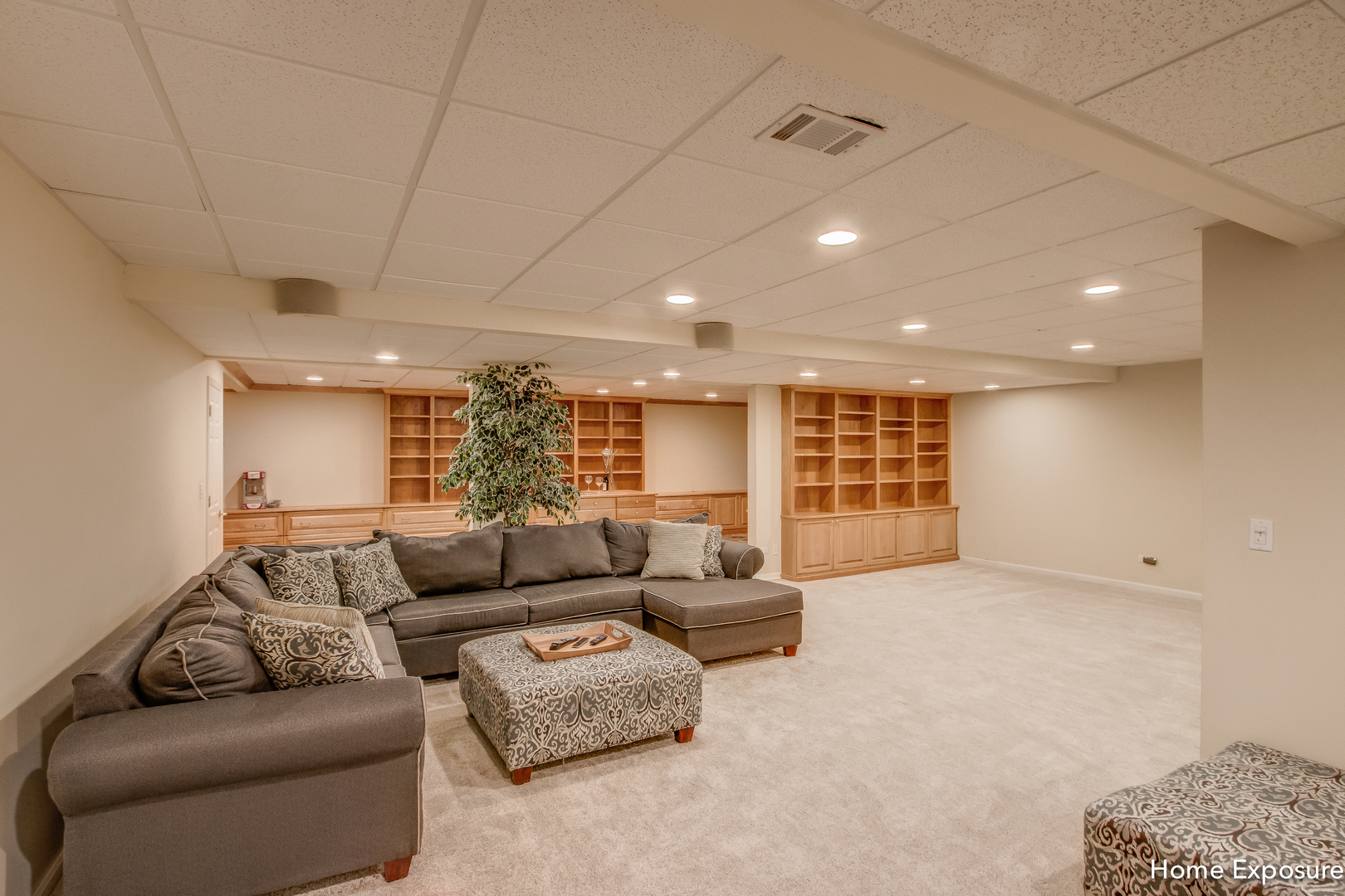 2552 Sutton Lane Aurora, IL 60502 - Photo 42 of 57 a living room with furniture