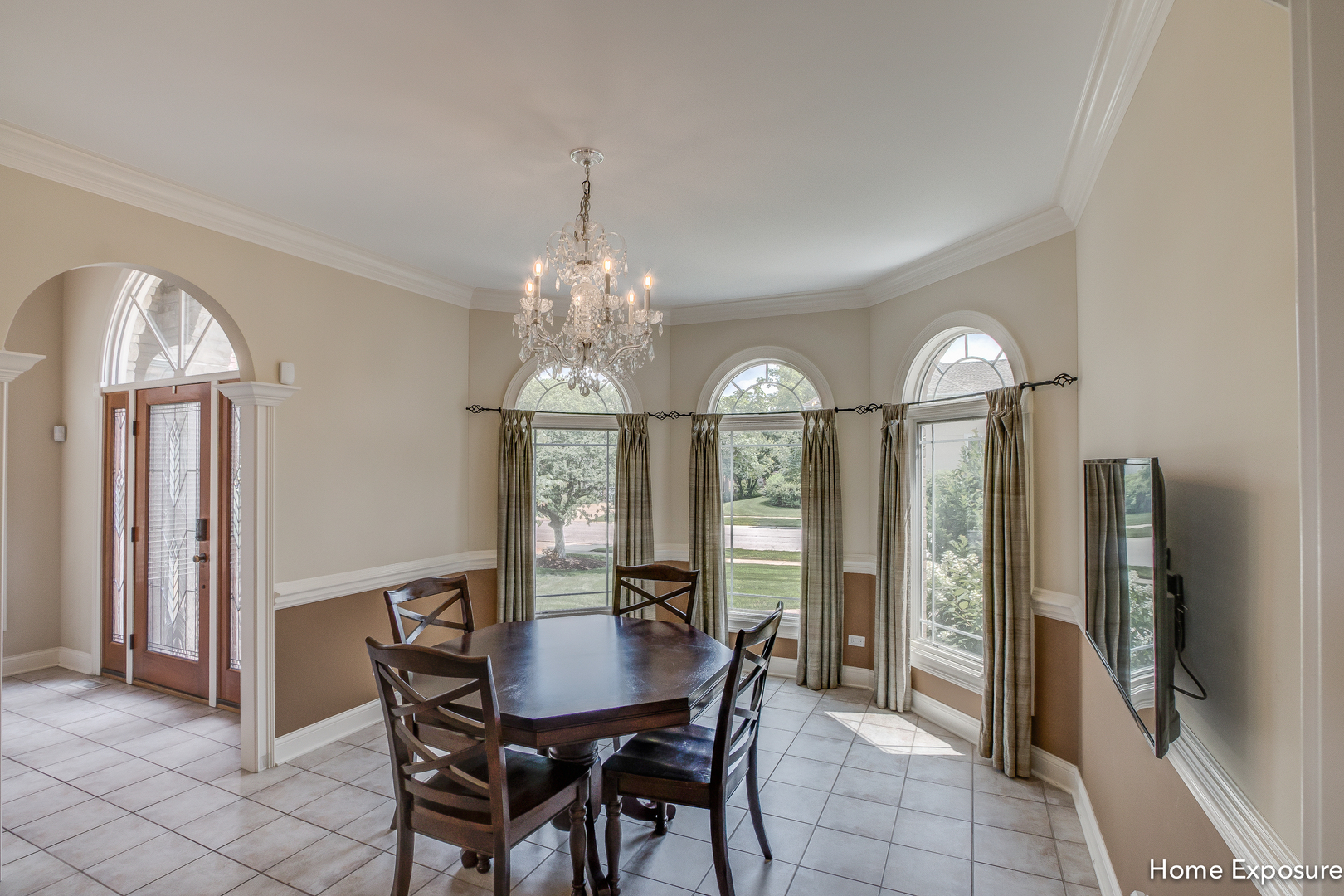 2552 Sutton Lane Aurora, IL 60502 - Photo 5 of 57 a view of a dining room with furniture and a chandelier