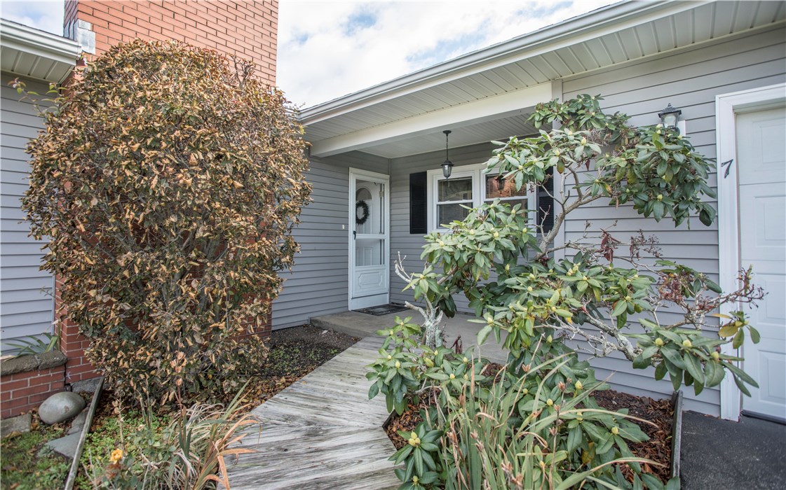 7 Long Meadow Road Portsmouth, RI 02871 - Photo 3 of 19 Gallery Image 3